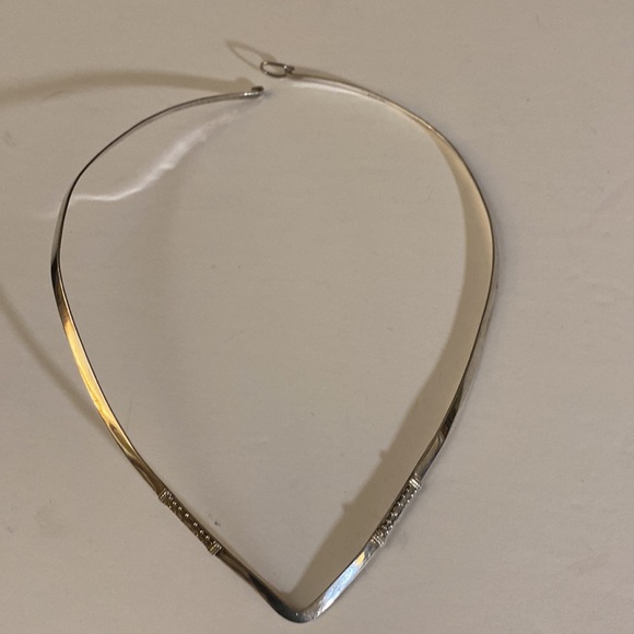 Sarda Sterling V neck choker - Picture 5 of 7